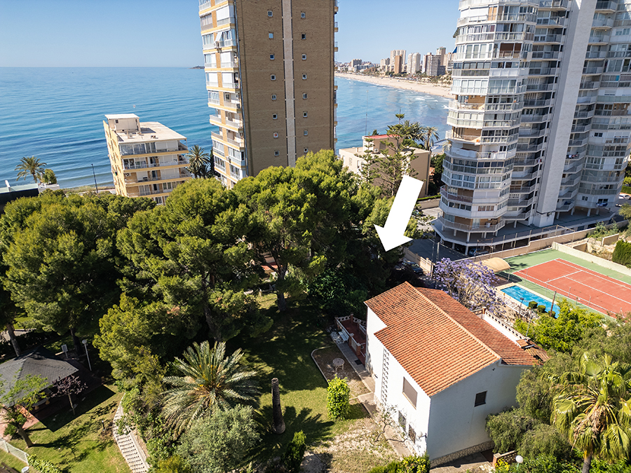 Villa mit großem Potenzial, nur wenige Meter vom Strand Muchavista entfernt