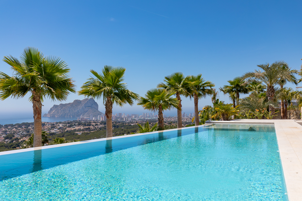 Luxury Living with Stunning Sea Views