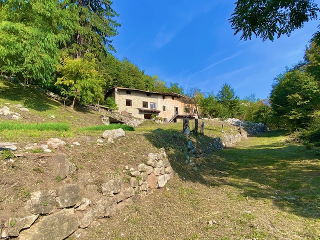 Rustic property to renovate with panoramic views!