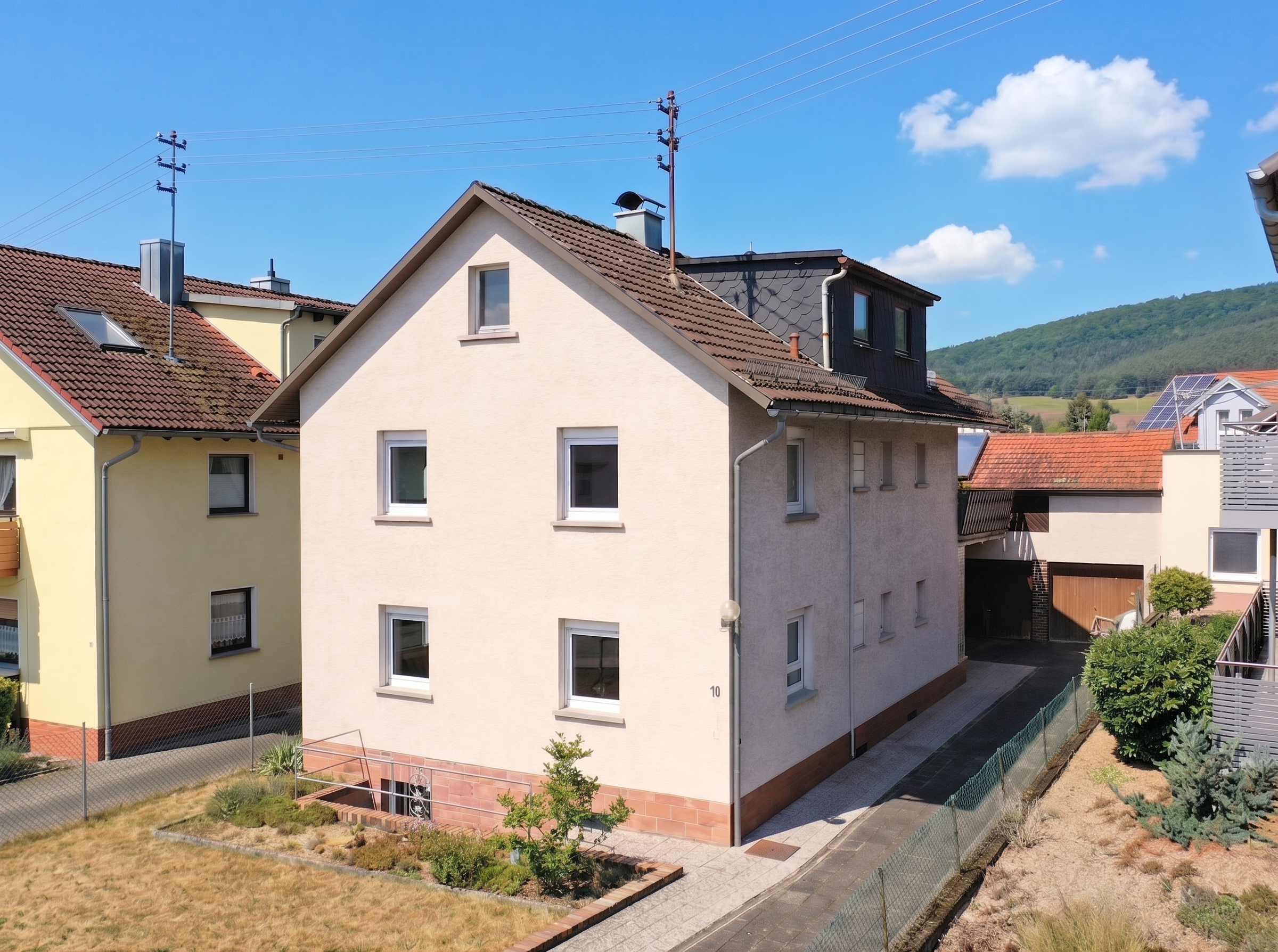 Großzügiges Familienhaus mit Garten, Werkstatt und Gestaltungsspielraum [AI-modified]