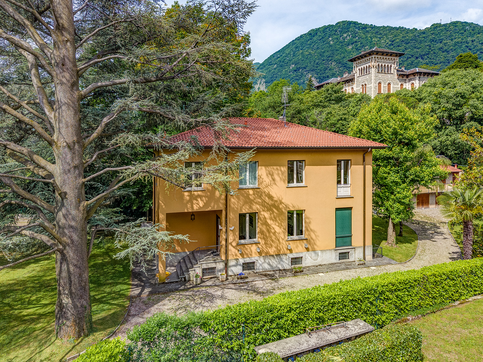Großzügige freistehende Villa mit Gästehaus und Garten