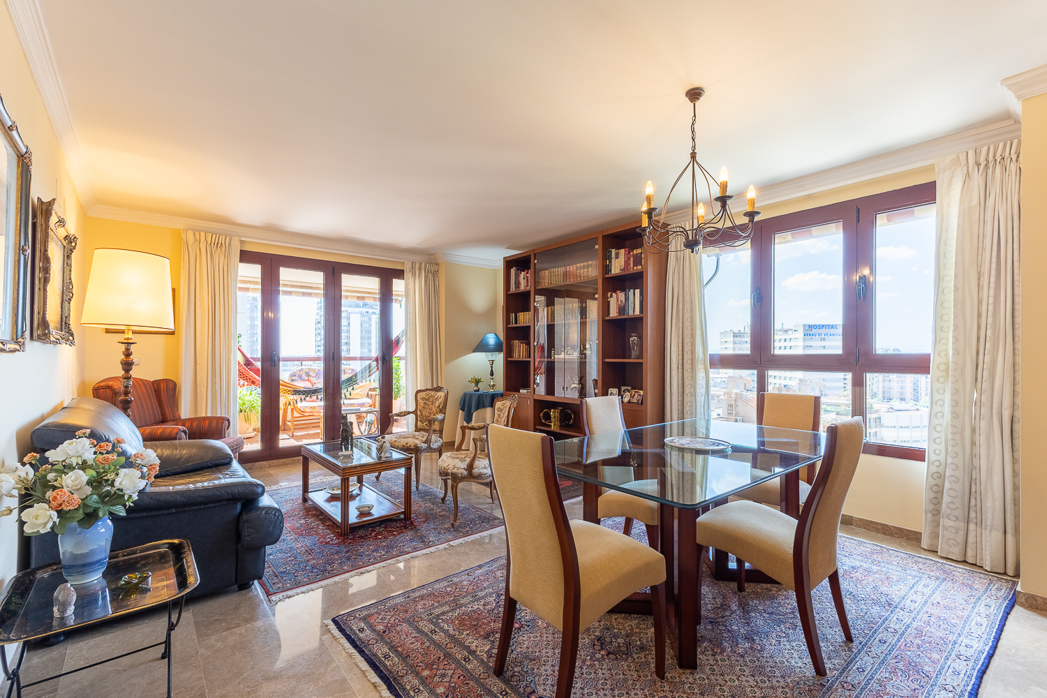Elegant property on Cortes Valencianas Avenue