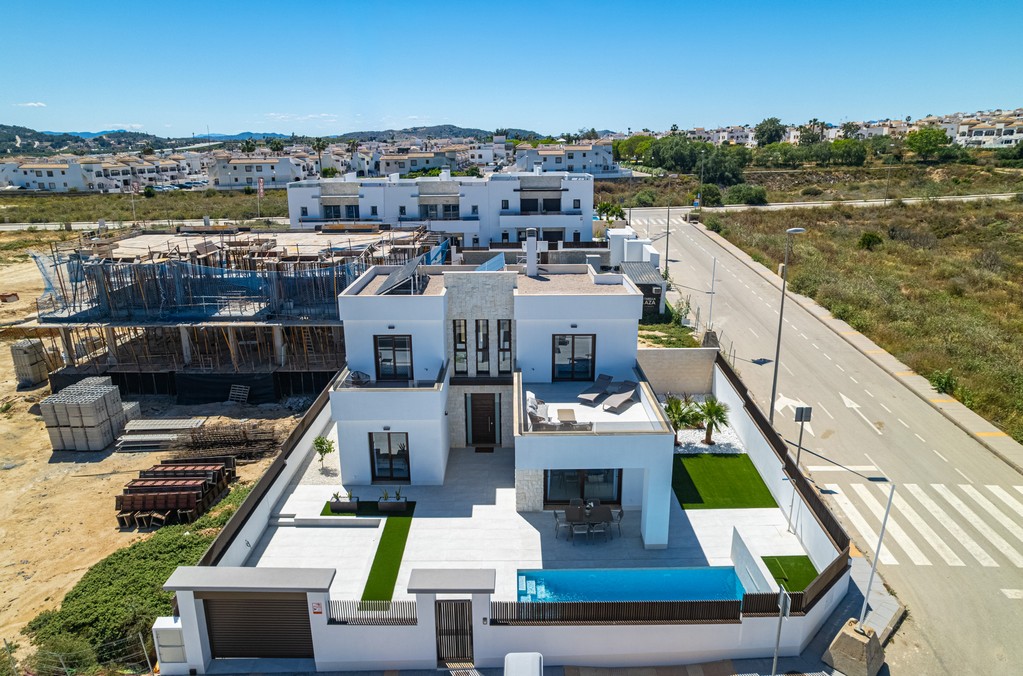 Chalet unifamiliar con piscina privada en Vistabella Golf