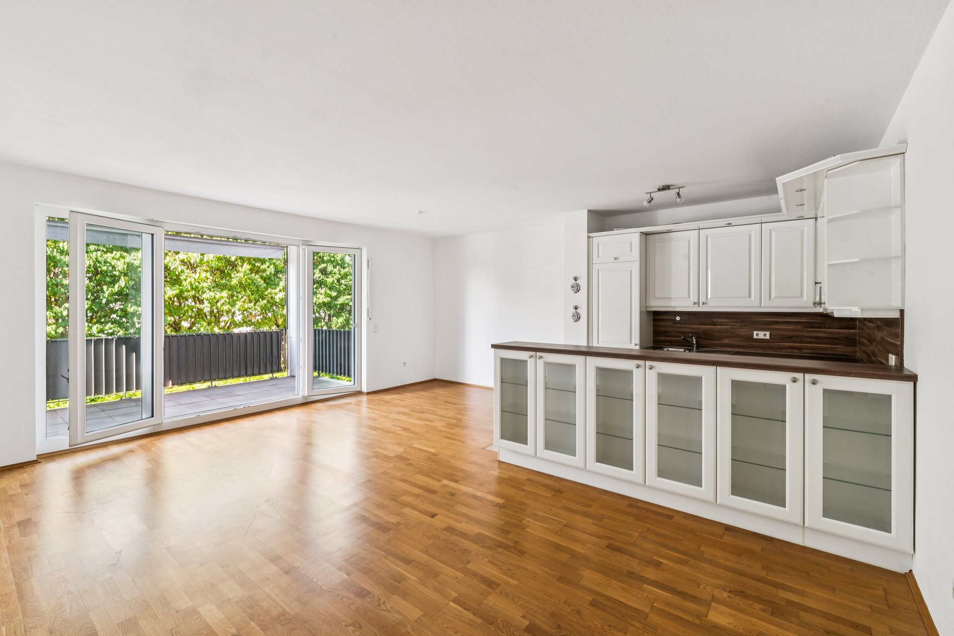 Perfectly laid-out feel-good apartment with sunny loggia and high-quality fitted kitchen