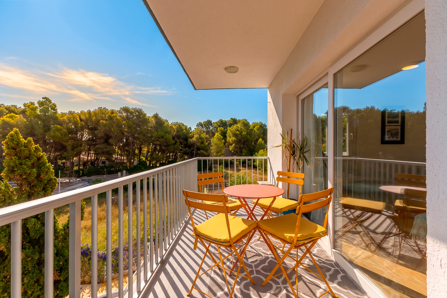Renovated apartment with sea views 200 m from Cala Blanca Beach