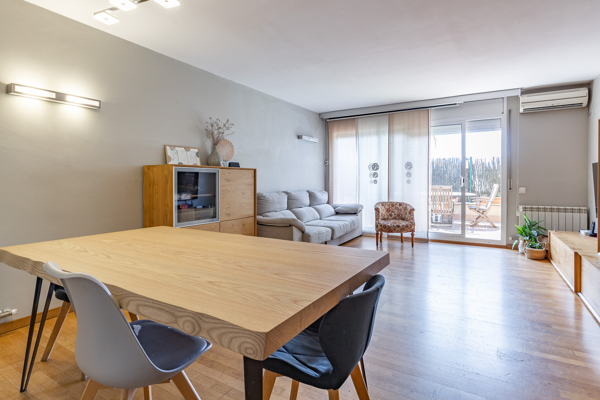 Bright ground floor with 70m2 private terrace and parking in El Masnou