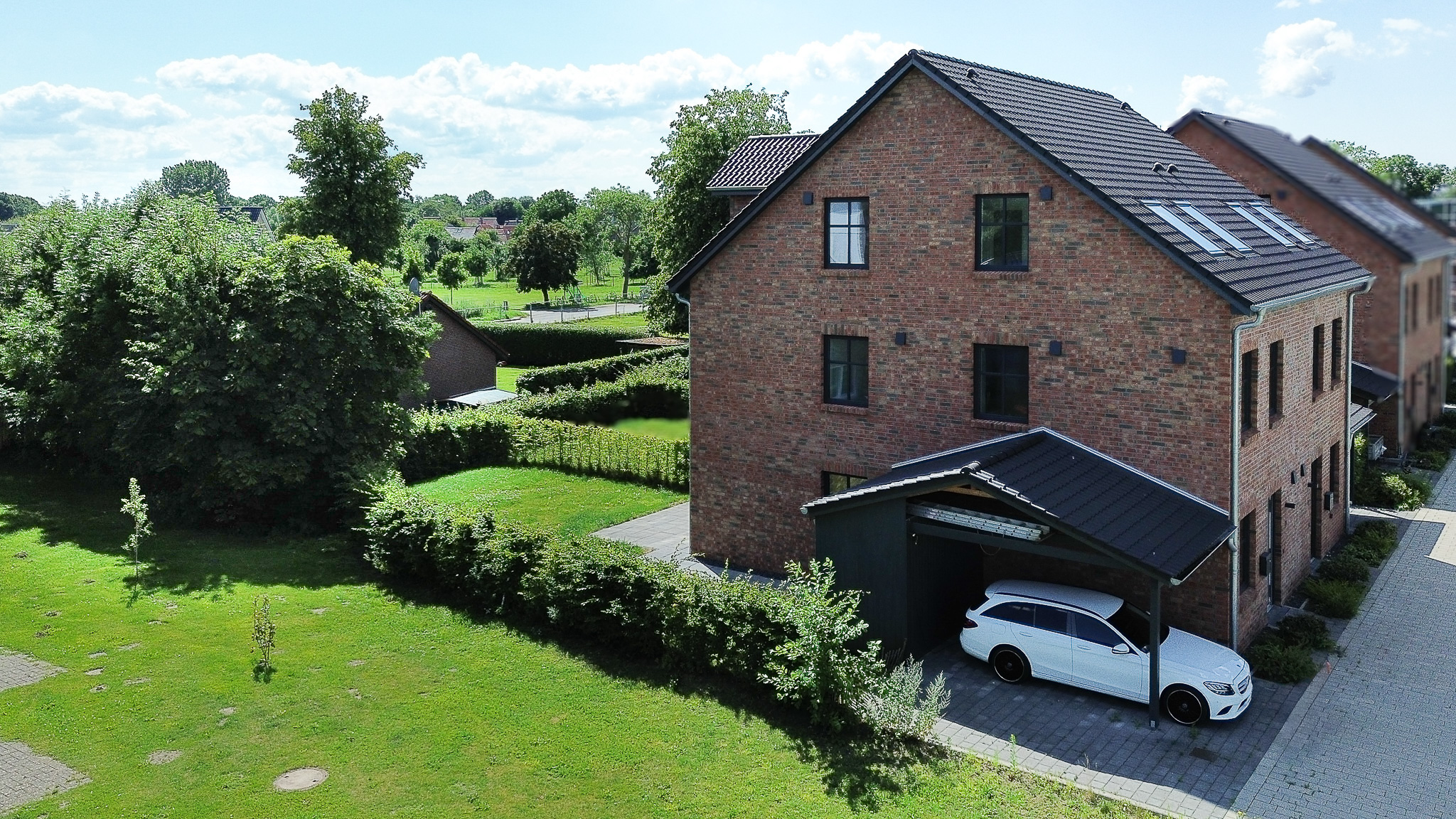 Exklusive Doppelhaushälfte für Familien mit Garten und A+ Energieeffizienz