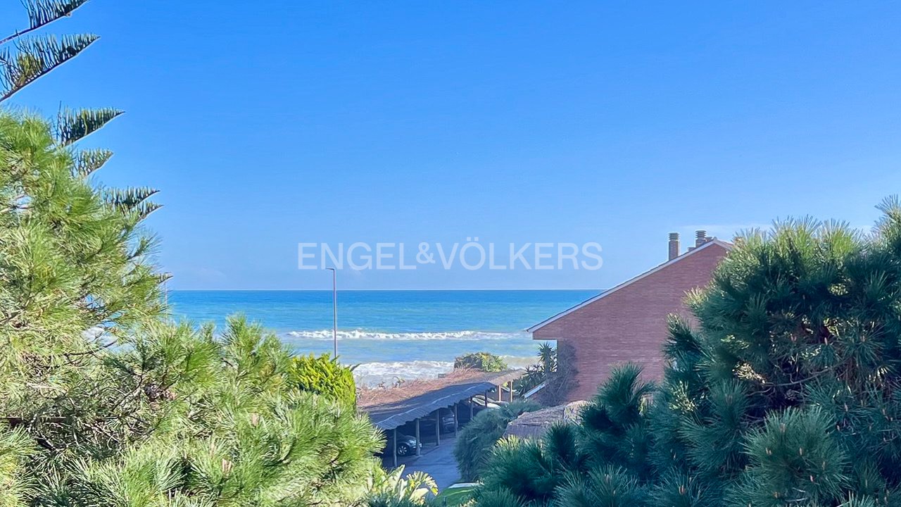 Excepcional Residencia Frente al Mar en Gavà con Piscina y Vistas Espectaculares