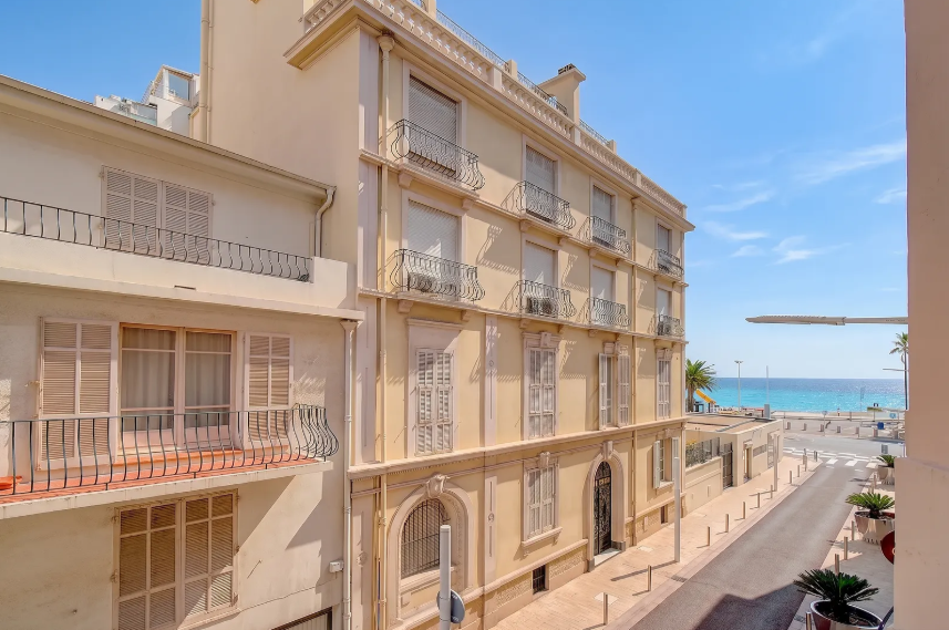 In Cannes, studio with balcony and mezzanine, moments from La Croisette