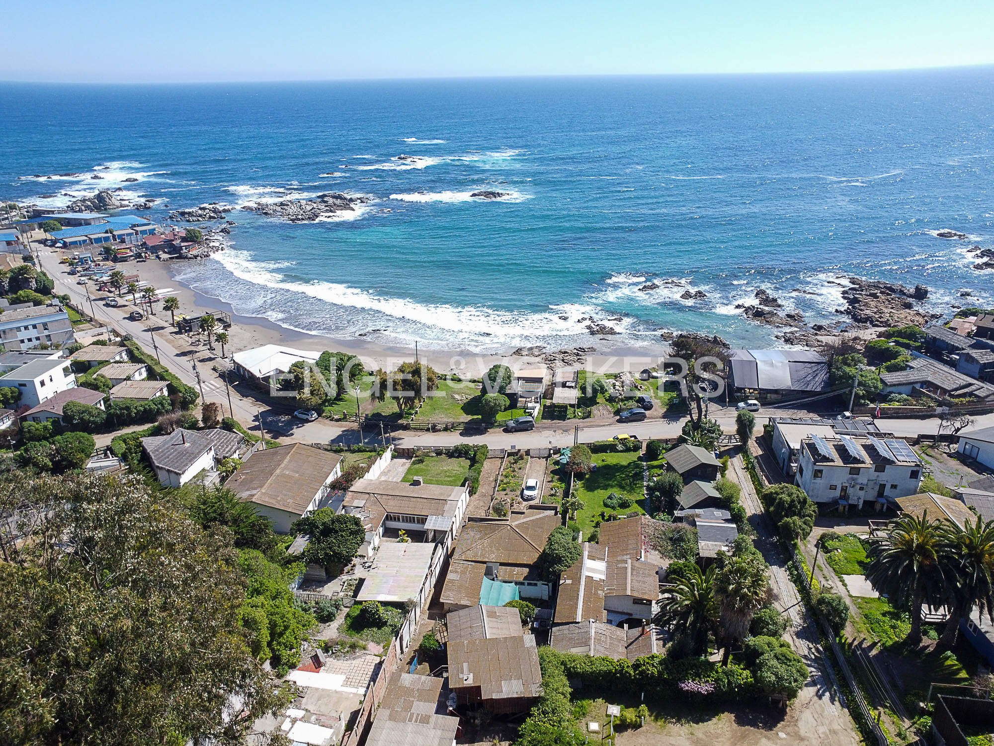 Sitio vista al mar con 3 casas y 3 cabañas en Maitencillo