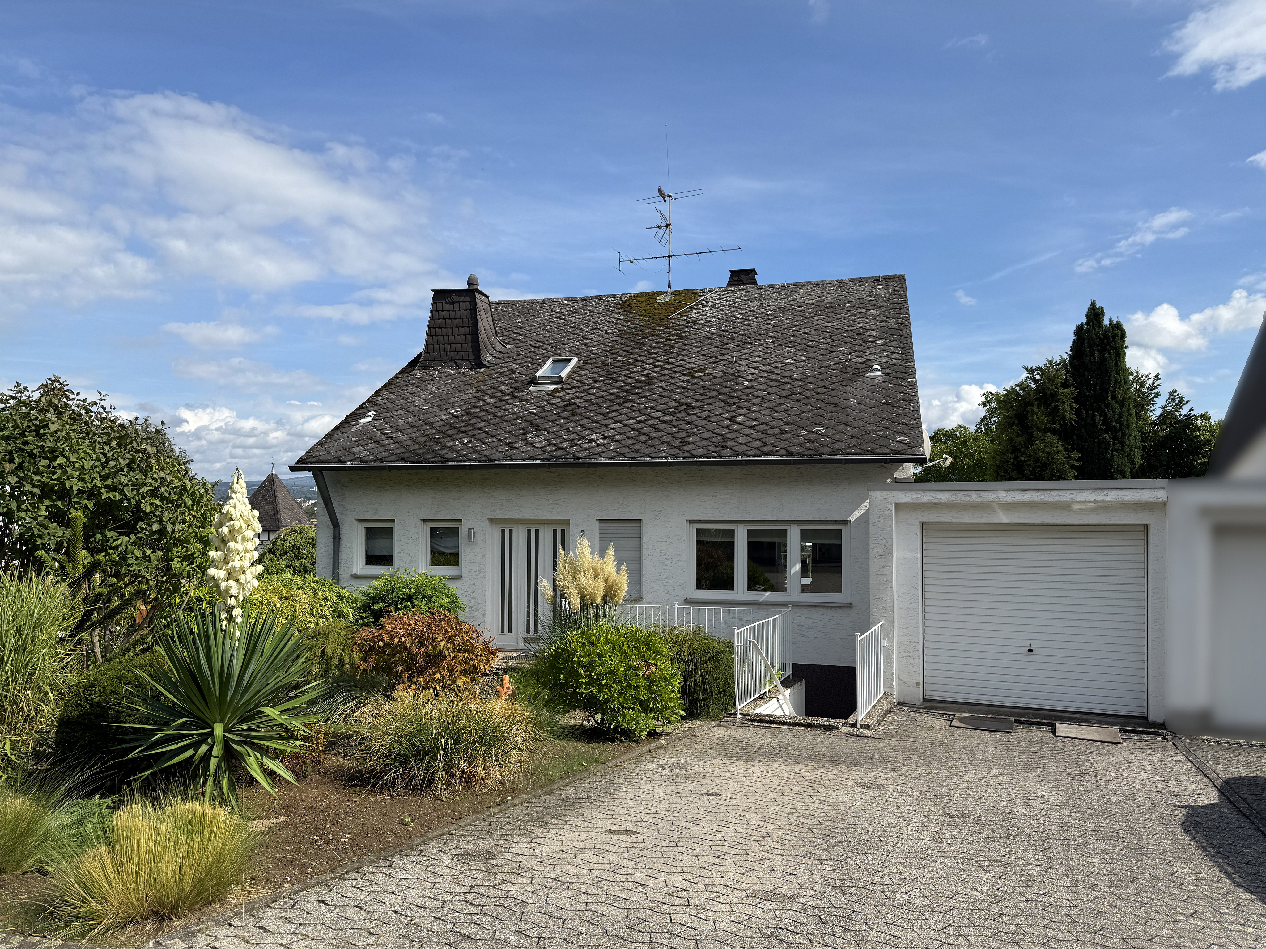 Wohnen mit Weitblick – Einfamilienhaus mit Einliegerwohnung in Top-Lage
