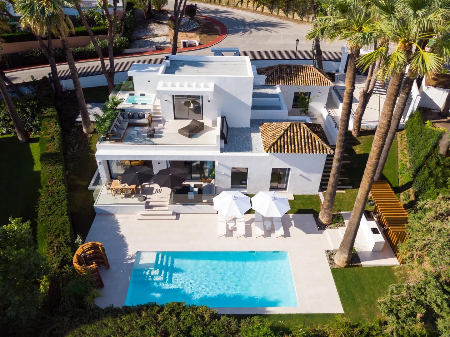 Contemporary Villa in Nueva Andalucia close to golf and amenities