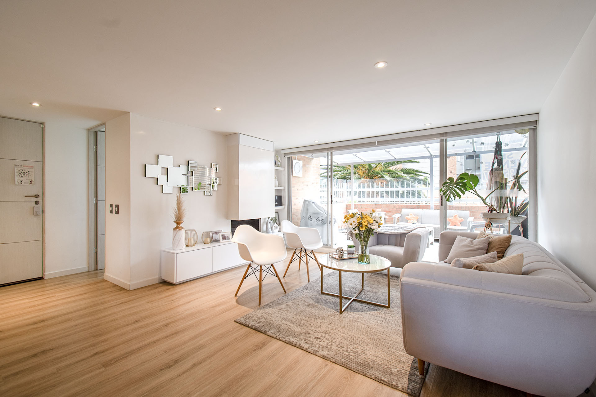 Apartamento remodelado con terraza y chimenea para venta en Niza