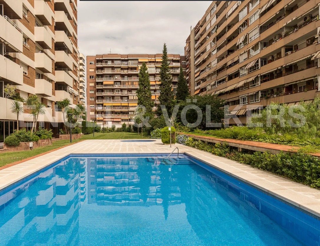 Magnífico piso a reformar en Les Corts