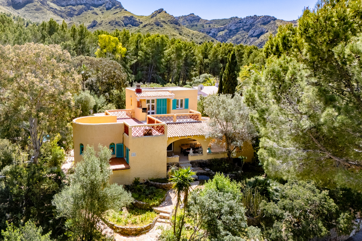Detached house with pool in a quiet location between mountains and sea