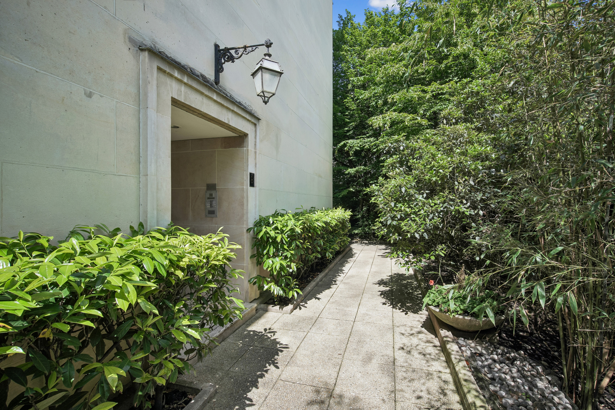Exclusive – Neuilly / Boulevard de la Saussaye – Renovated studio, quiet, overlooking a garden