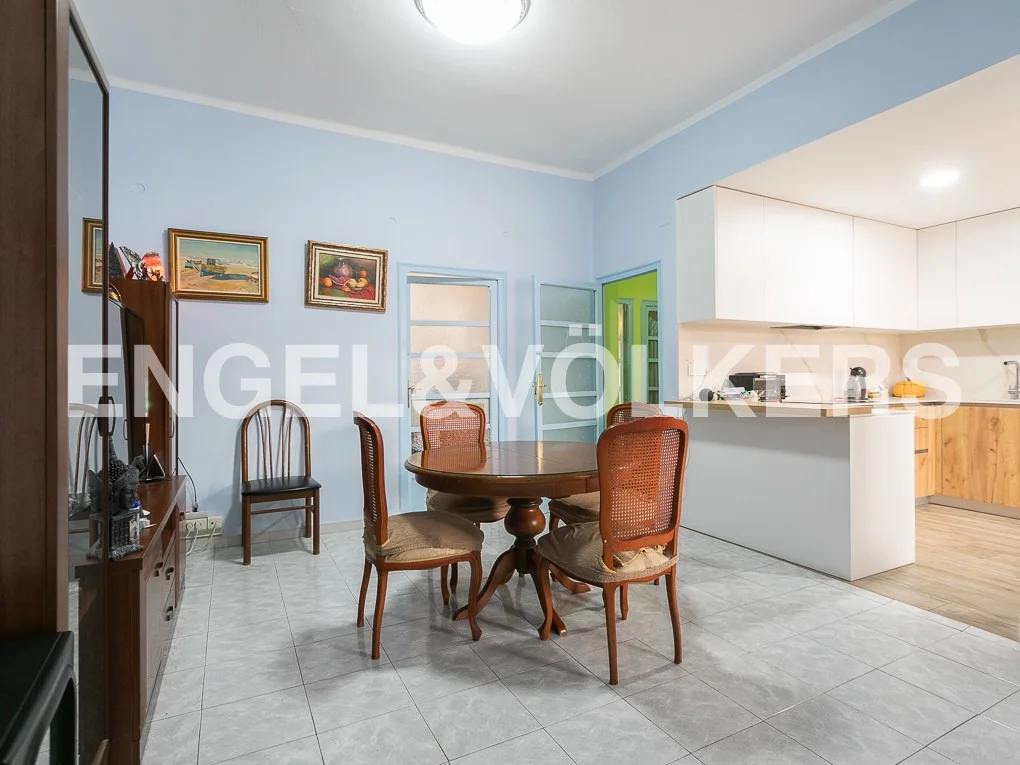 Flat with patio, very bright in Benicalap