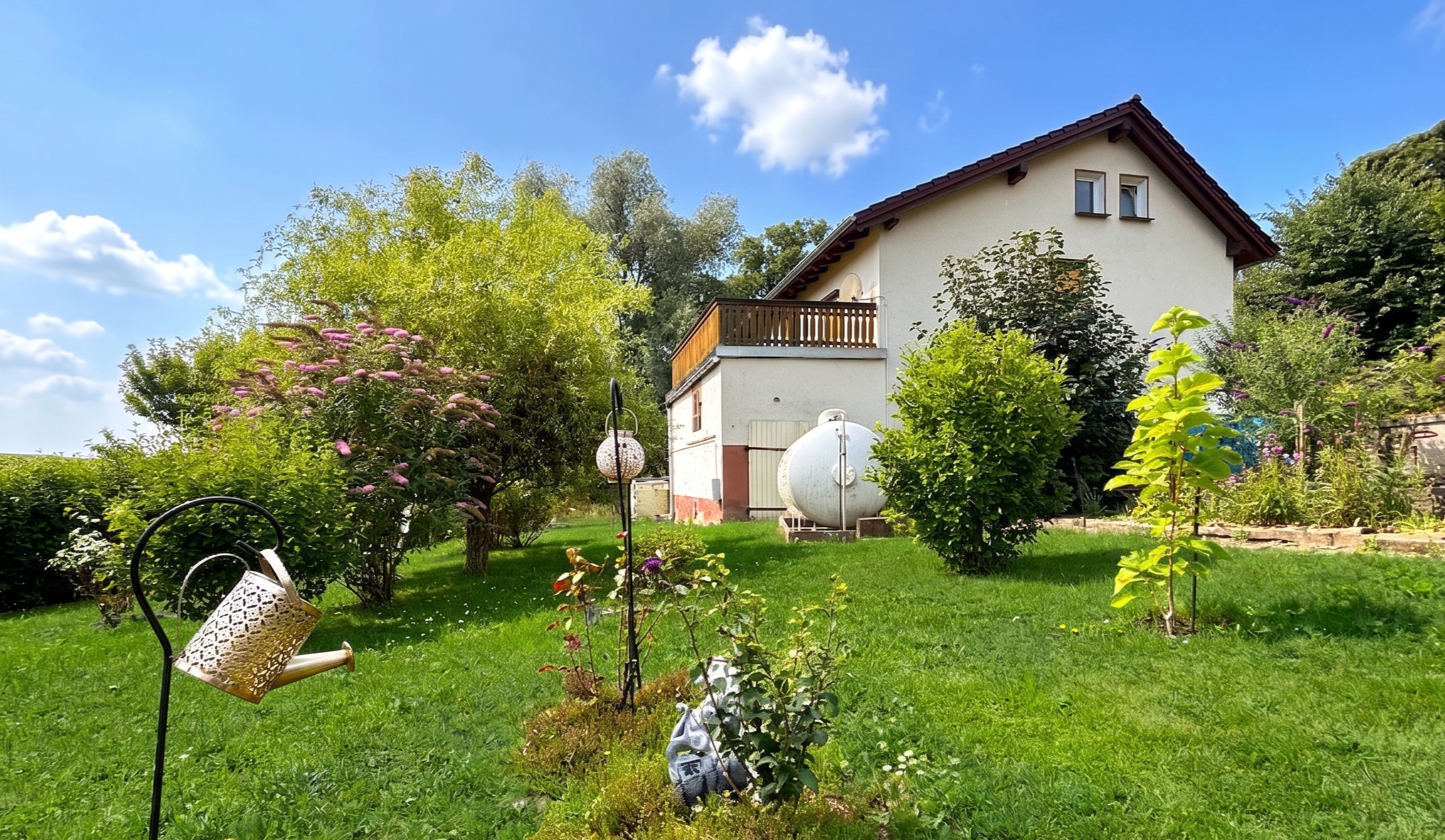 Ihr neues Zuhause im Grünen: Idyllisches Haus mit Weinkeller und Dachterrasse [KI-modifiziert]