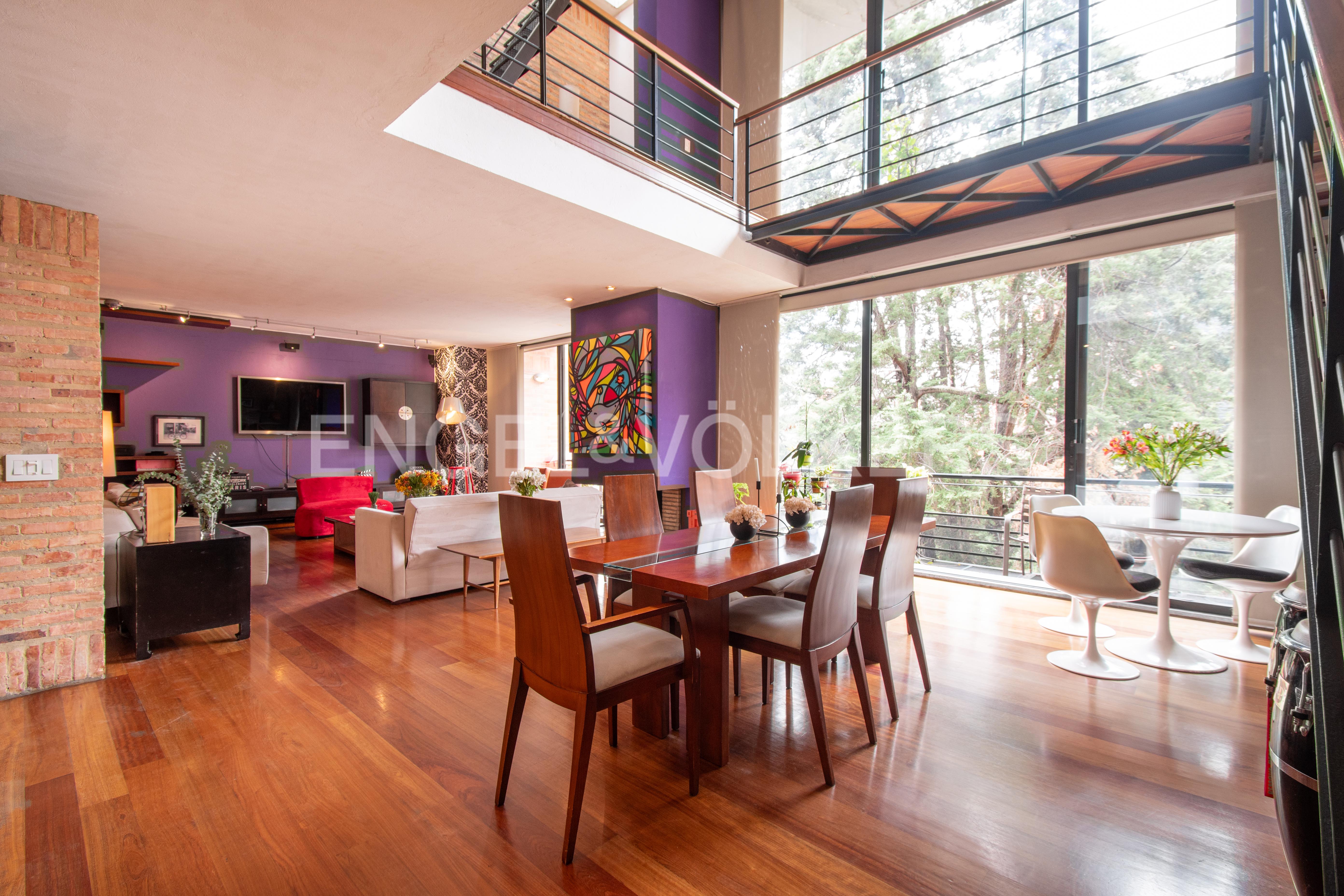 Penthouse con balcón y terraza amoblado para arriendo en Rosales bajo