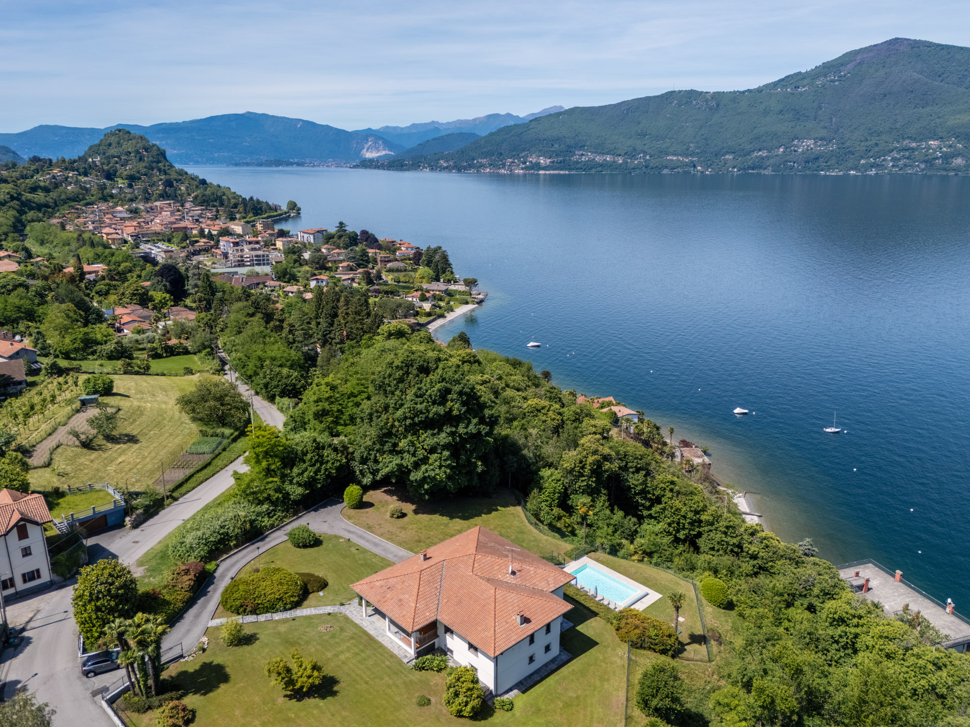 Villa avec piscine et vue imprenable sur le lac