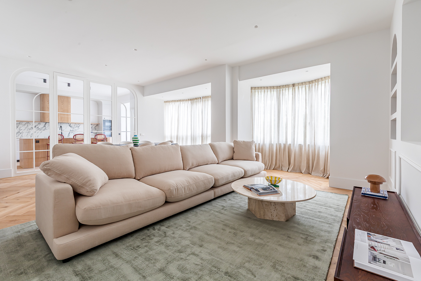Spectacular renovated apartment with high-end finishes on Maria de Molina Street, with garage and storage room.