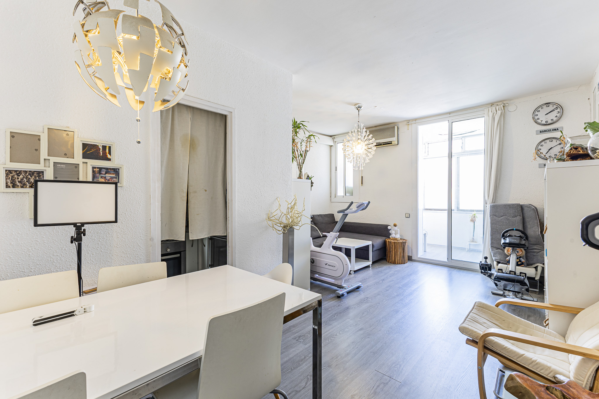 Helle Wohnung mit doppelter Ausrichtung, Balkon und Galerie in Gràcia