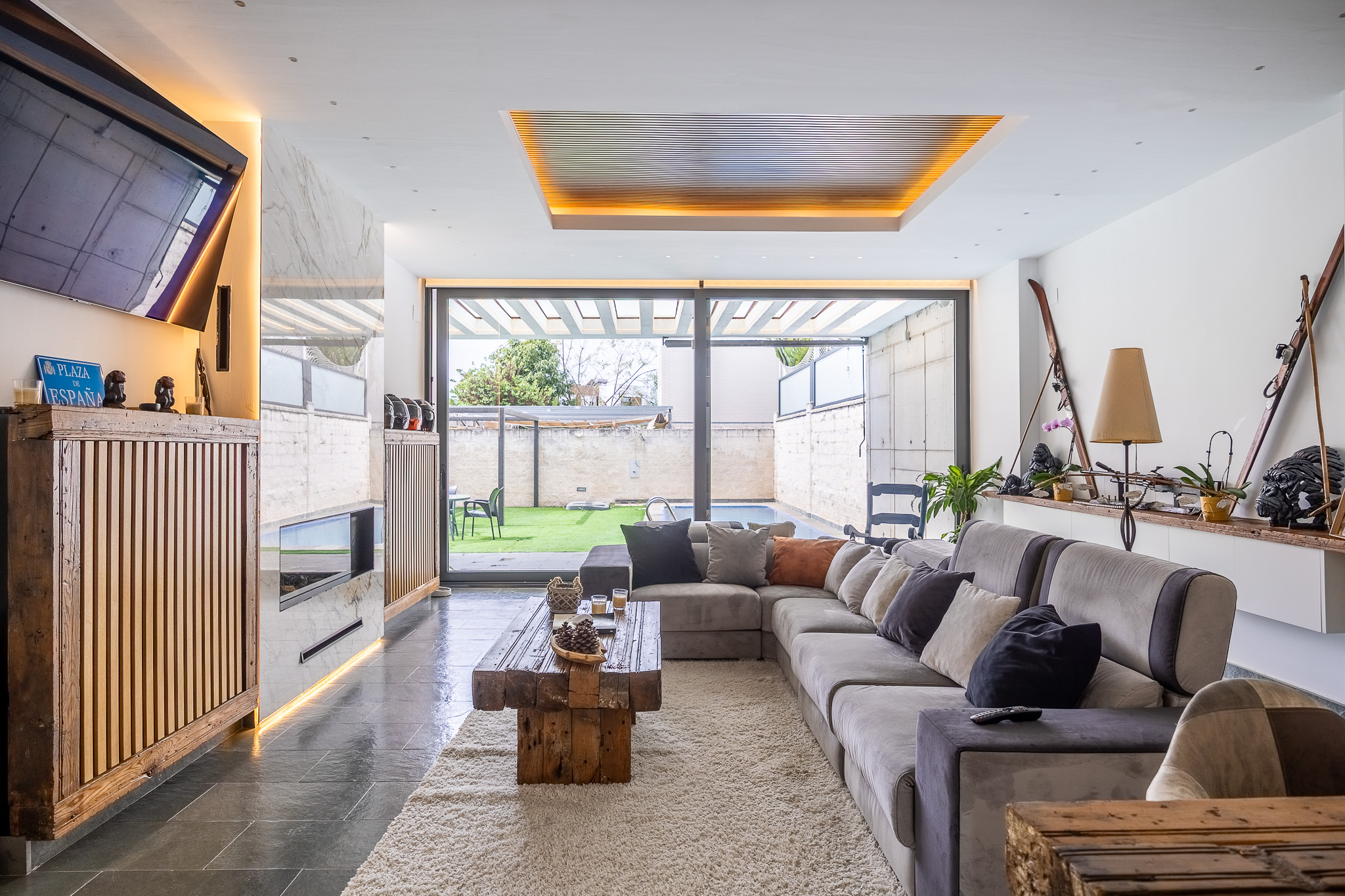 Descubra lujo en Dos Hermanas: casa exclusiva, arquitectura actual y contemporánea, con 4 dormitorios, apartamento independiente en el sótano, chimenea y piscina, con jardín, distintas terrazas panorámicas y excelente conexión a Sevilla