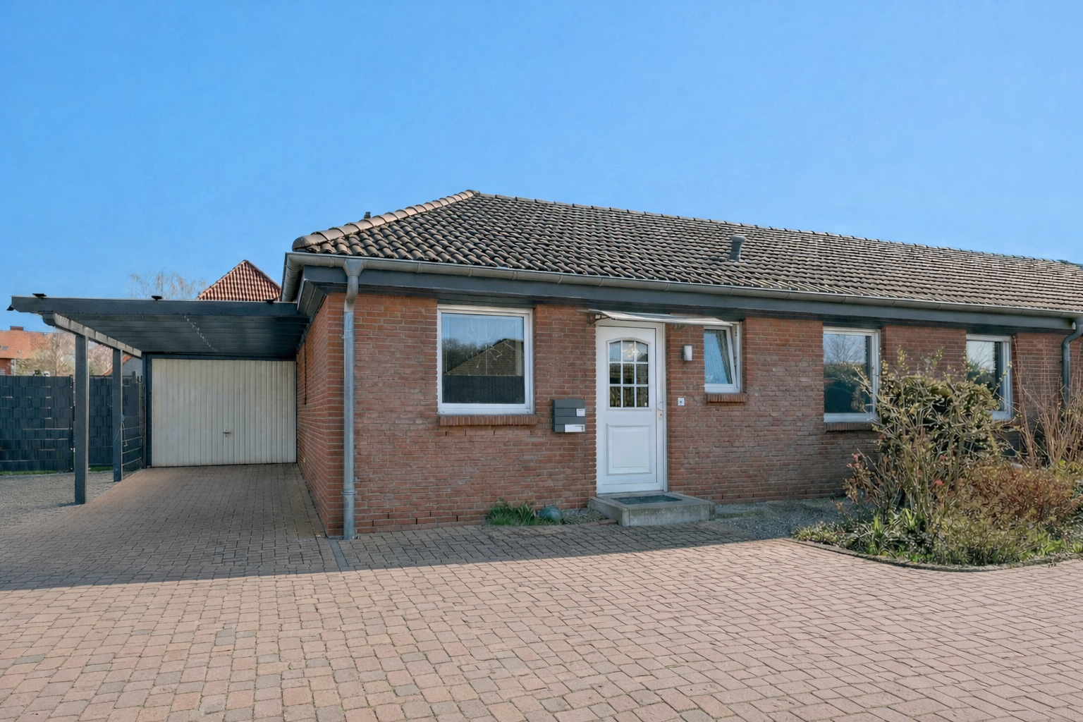 Ebenerdig glücklich: Moderner Bungalow mit viel Licht und direktem Gartenzugang