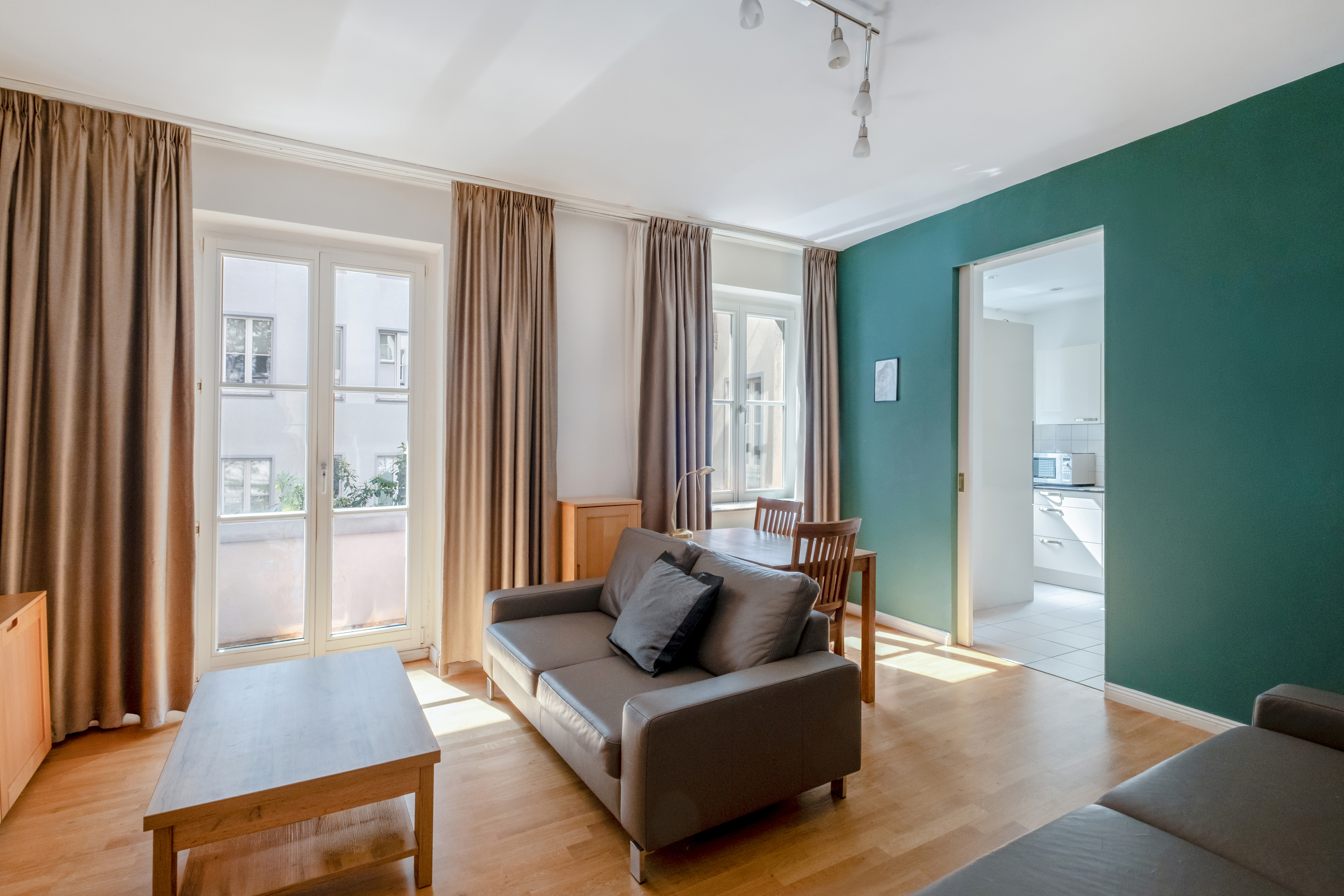 Four-room family apartment with south-facing balcony in the quiet Travekiez
