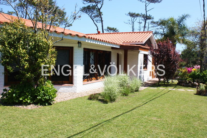 5421 Cozy house just steps from the beach