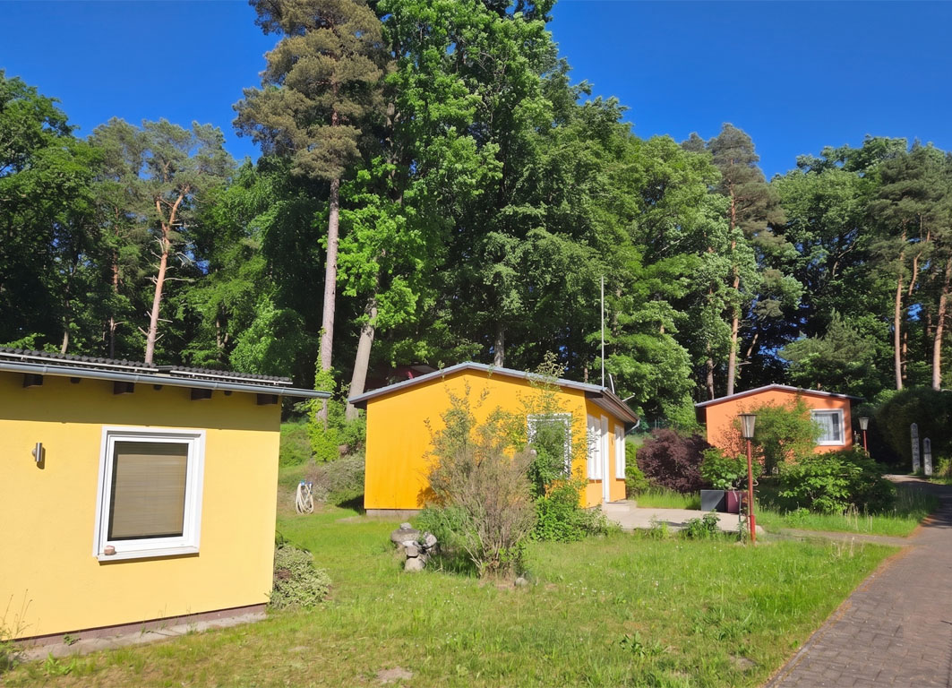 Attraktives Ferienensemble auf großzügigem Naturgrundstück mit fünf modernisierten Bungalows