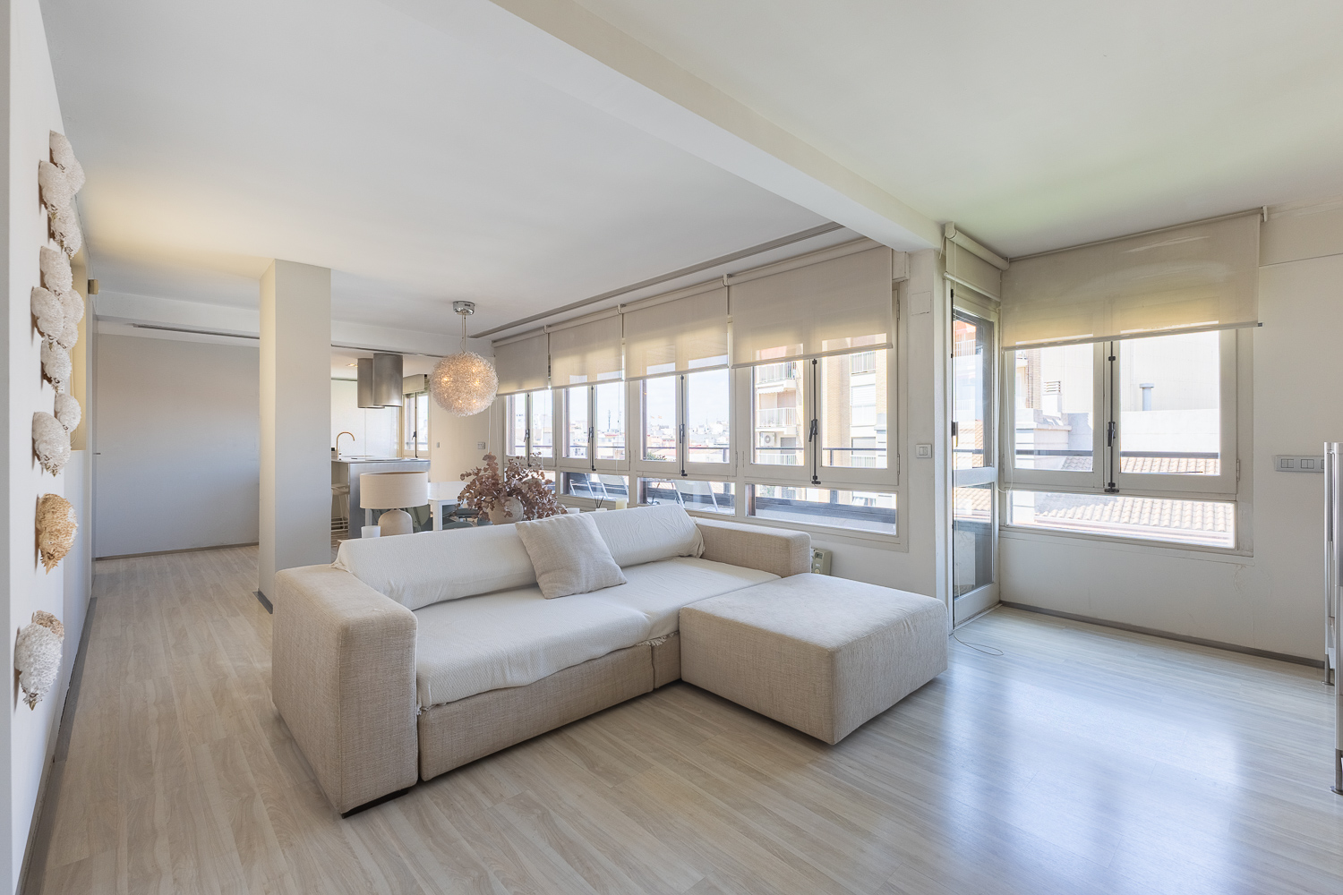 Designer top-floor apartment with balcony and parking space beside the Turia River