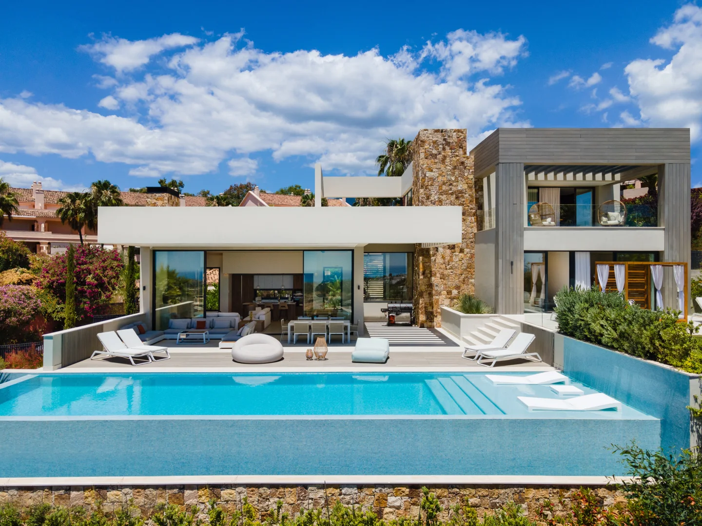 Zeitgenössische Villa in Nueva Andalucia mit Meer- und Bergblick