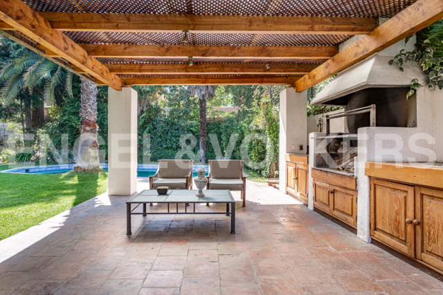 Amplia casa con quincho, piscina y gran jardín en Los Nogales