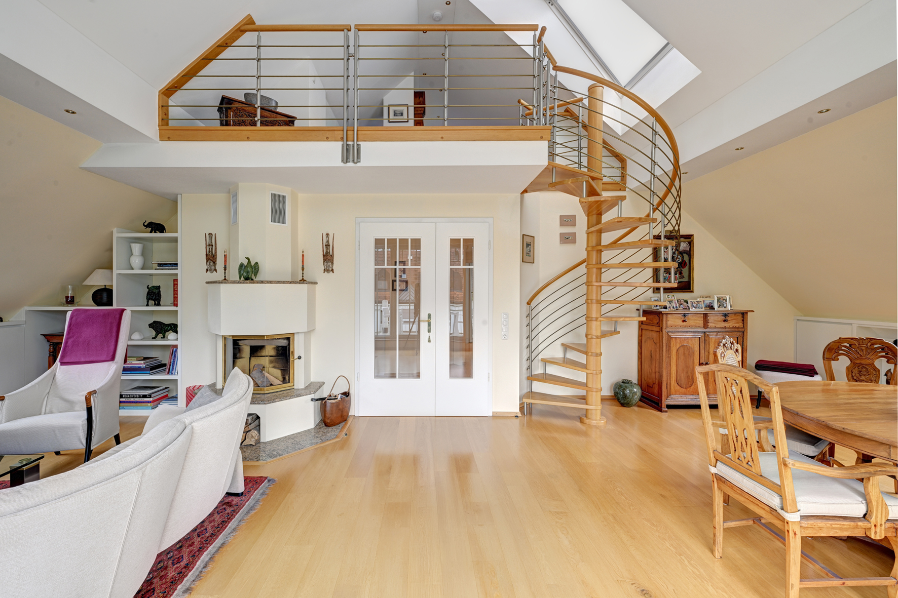 Waldtrudering: High-quality, spacious 4-room top-floor apartment with 2 balconies and gallery