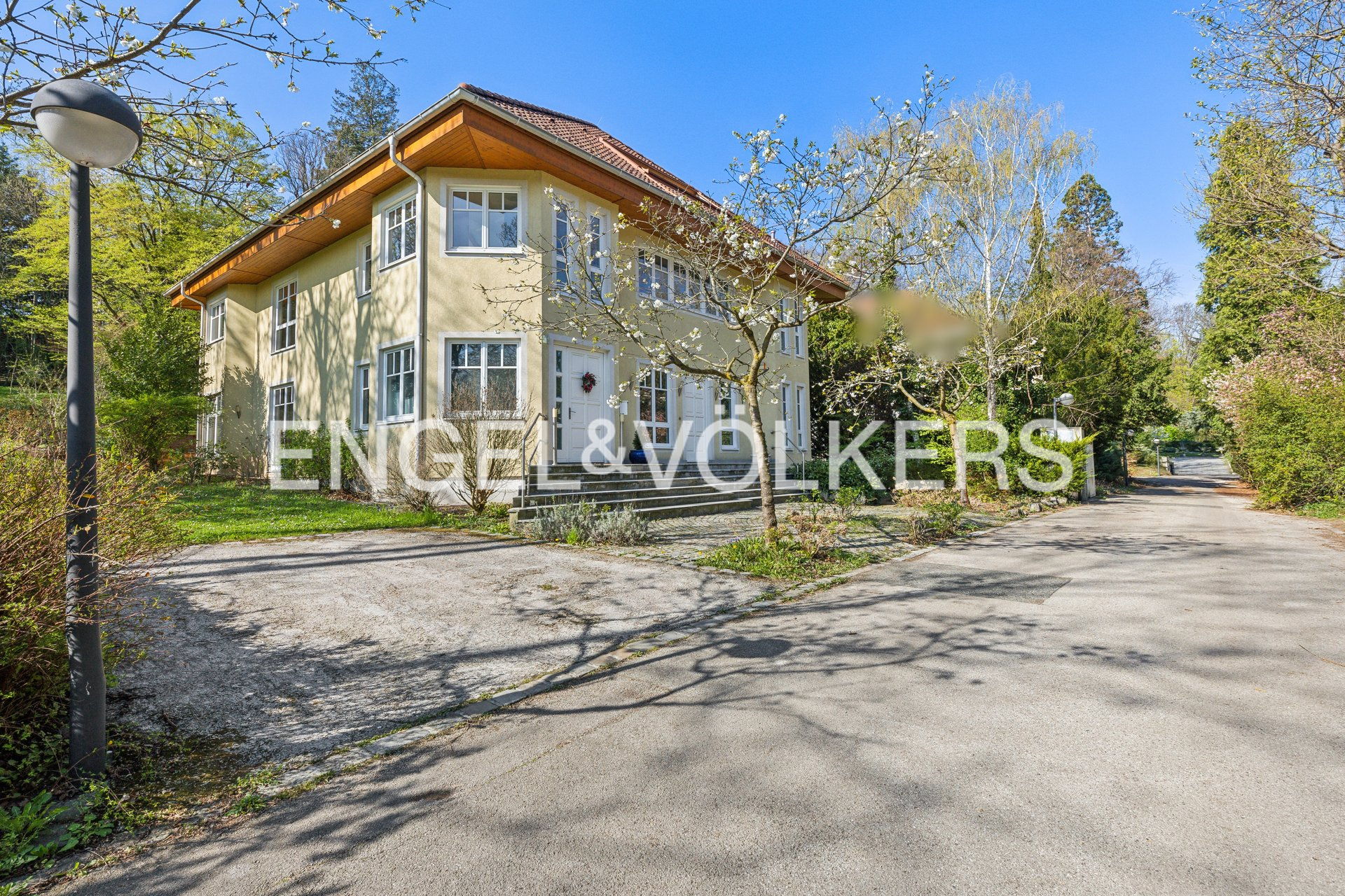 Your private retreat: Villa on a private road, including an additional building plot.