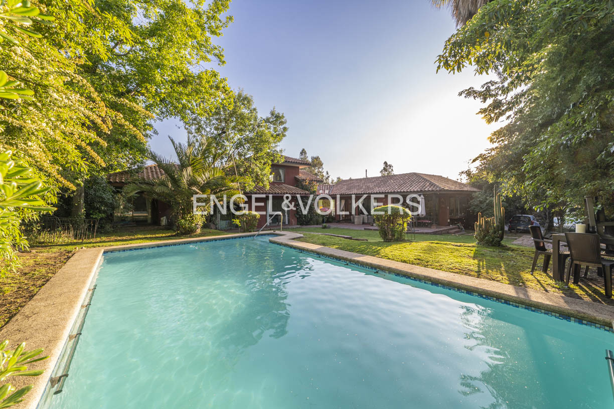 Gran casa estilo chileno y hermoso jardín