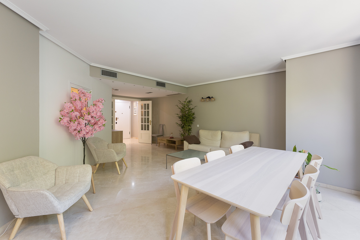 Spacious, bright apartment for rent in the Alameda area, one of Valencia’s most exclusive and pleasant districts.