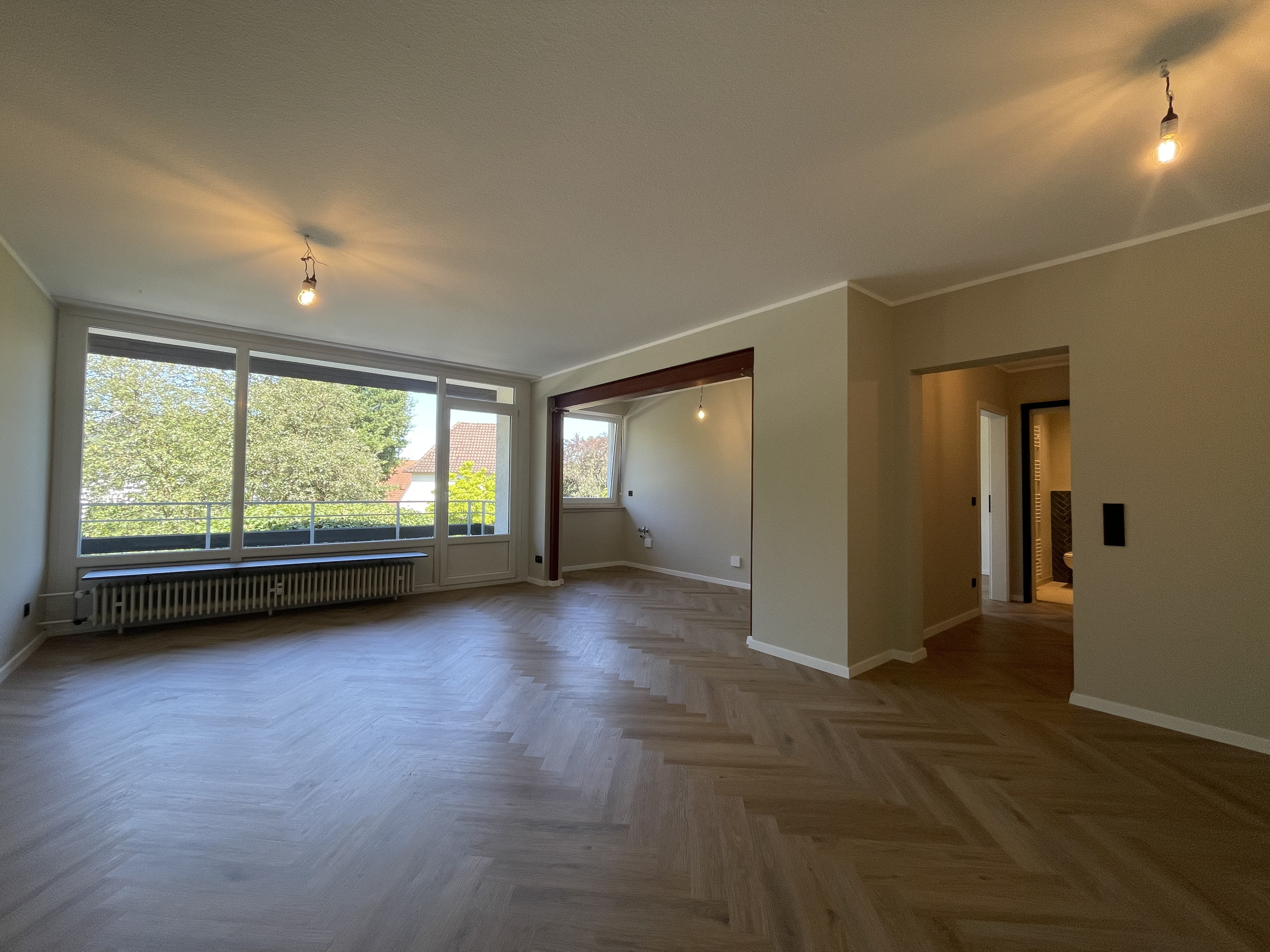 Eleganz trifft Erstbezug: Hochwertig sanierte 2-Zimmer-Wohnung mit Balkon