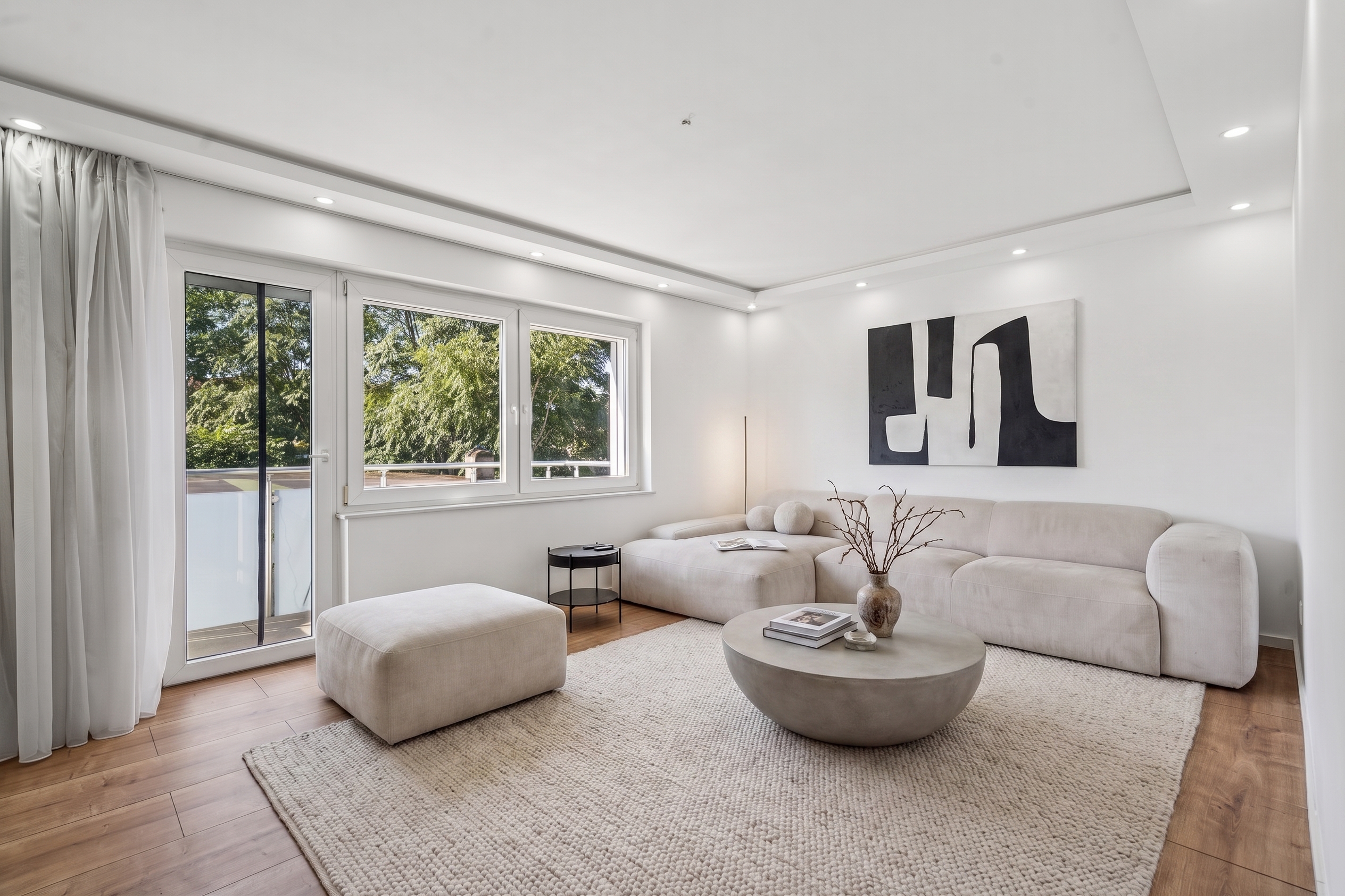 Stylish living in Sachsenhausen – high-quality, modernized three-room apartment with two balconies