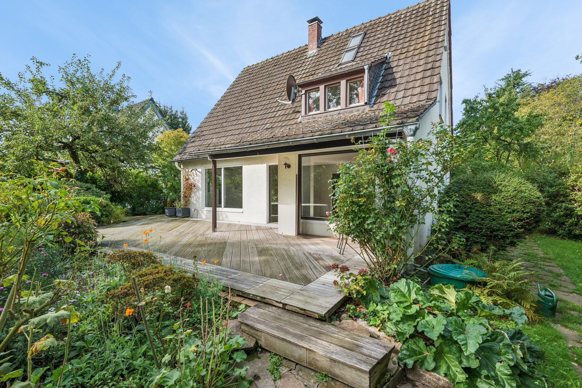 Zentral zwischen Neuss-Meerbusch und Düsseldorf gelegenes Familienhaus mit großem Garten