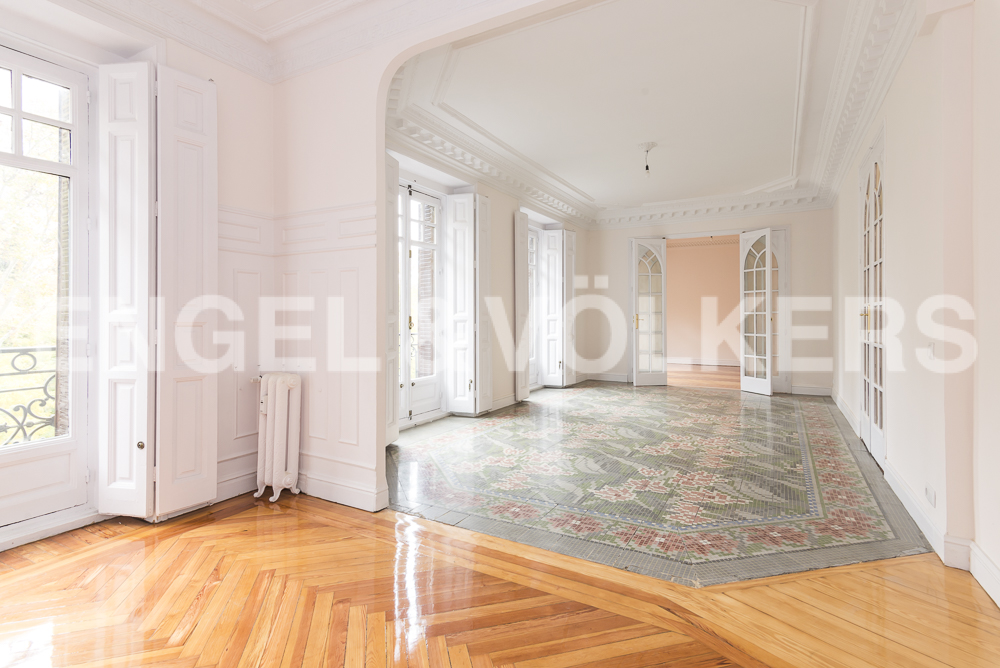 Grand street-facing apartment on Madrid's Paseo del Prado