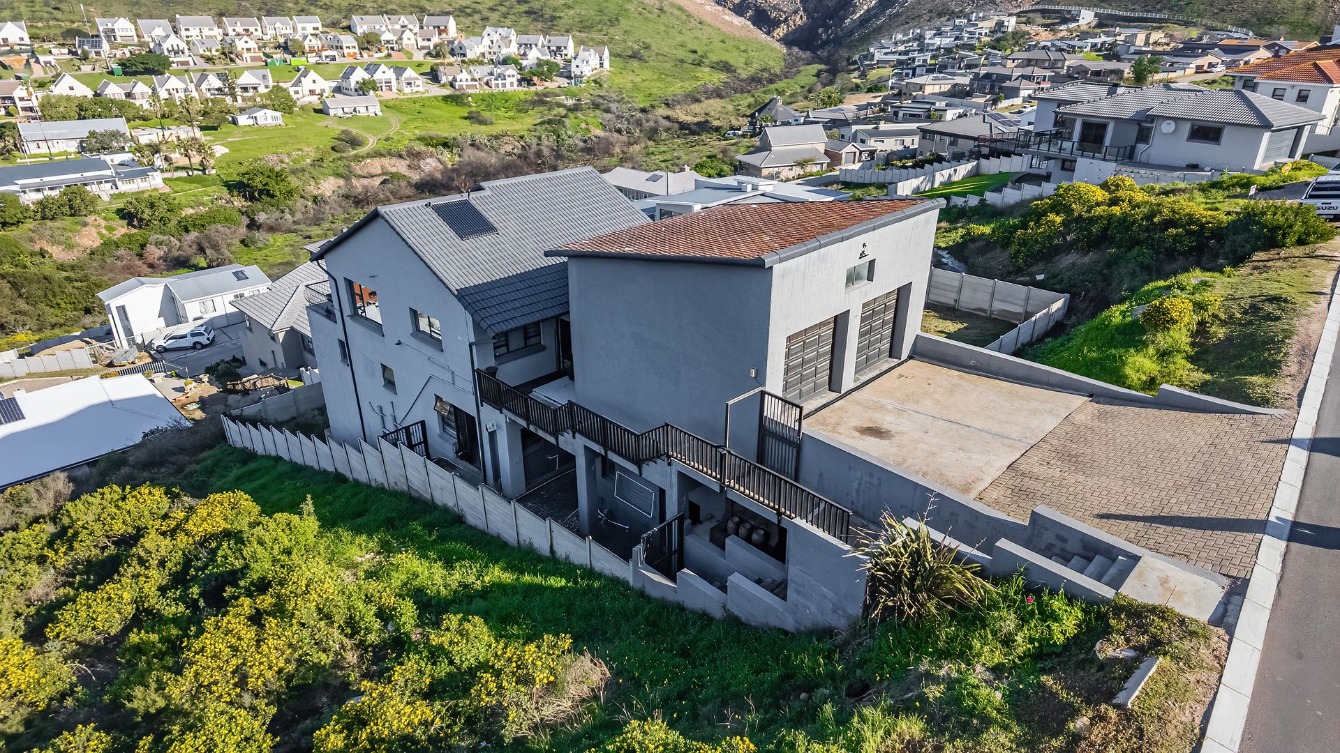 Coastal Haven: 4-Bedroom House with Extra Flatlet