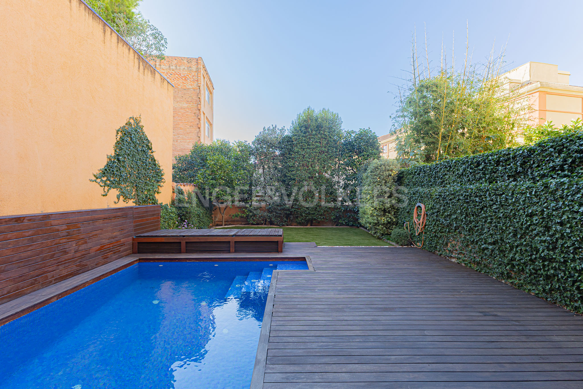 Casa de lujo con piscina y garaje en Vila de Gracia
