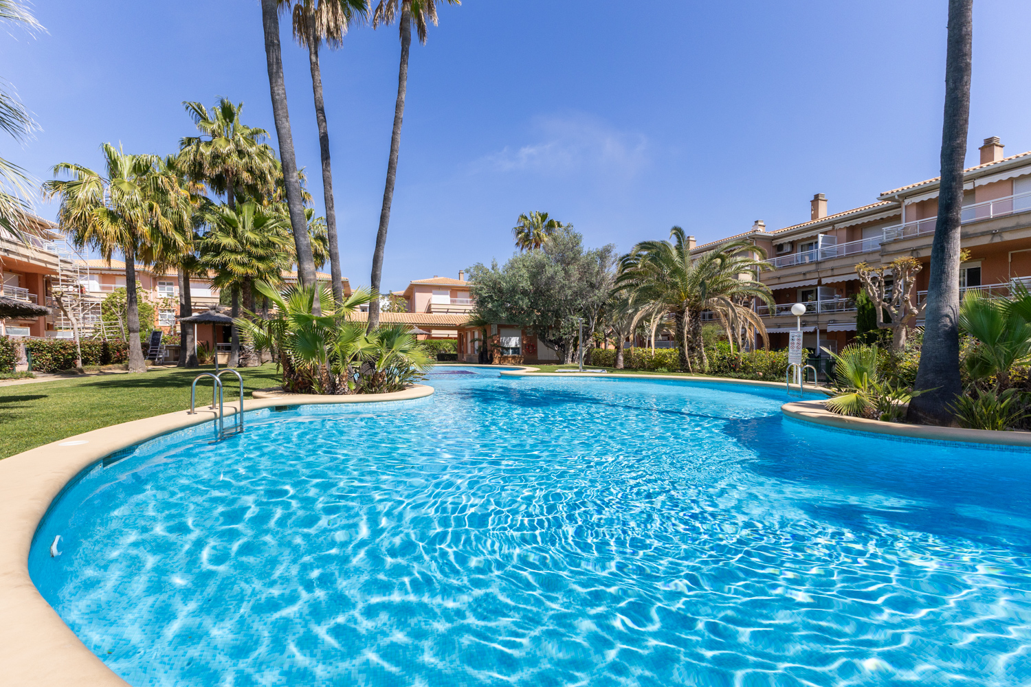 Exclusive bright apartment near the port