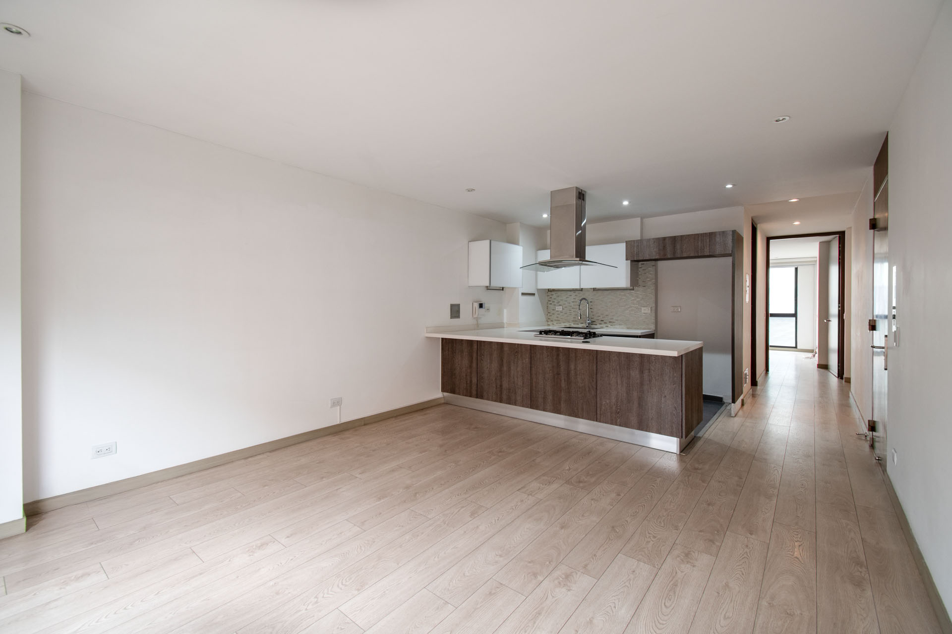 Iluminado apartamento exterior con balcón para venta en el Virrey