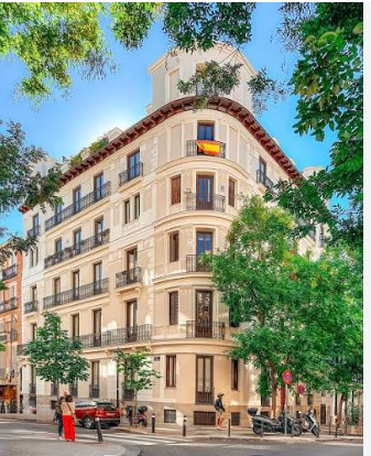 An elegant property offering the opportunity to create an exclusive, bespoke home, with a classic feel, balconies and unobstructed views in Almagro