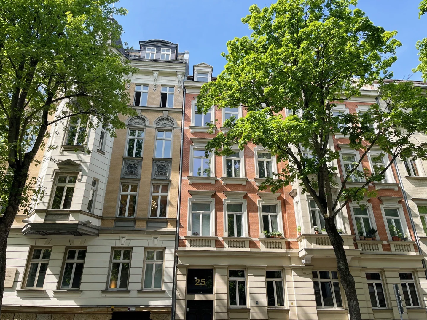 Leeres Altbau-Juwel im begehrten Waldstraßenviertel: Großzügige 5-Zimmer-Wohnung mit Stuck und Balkon