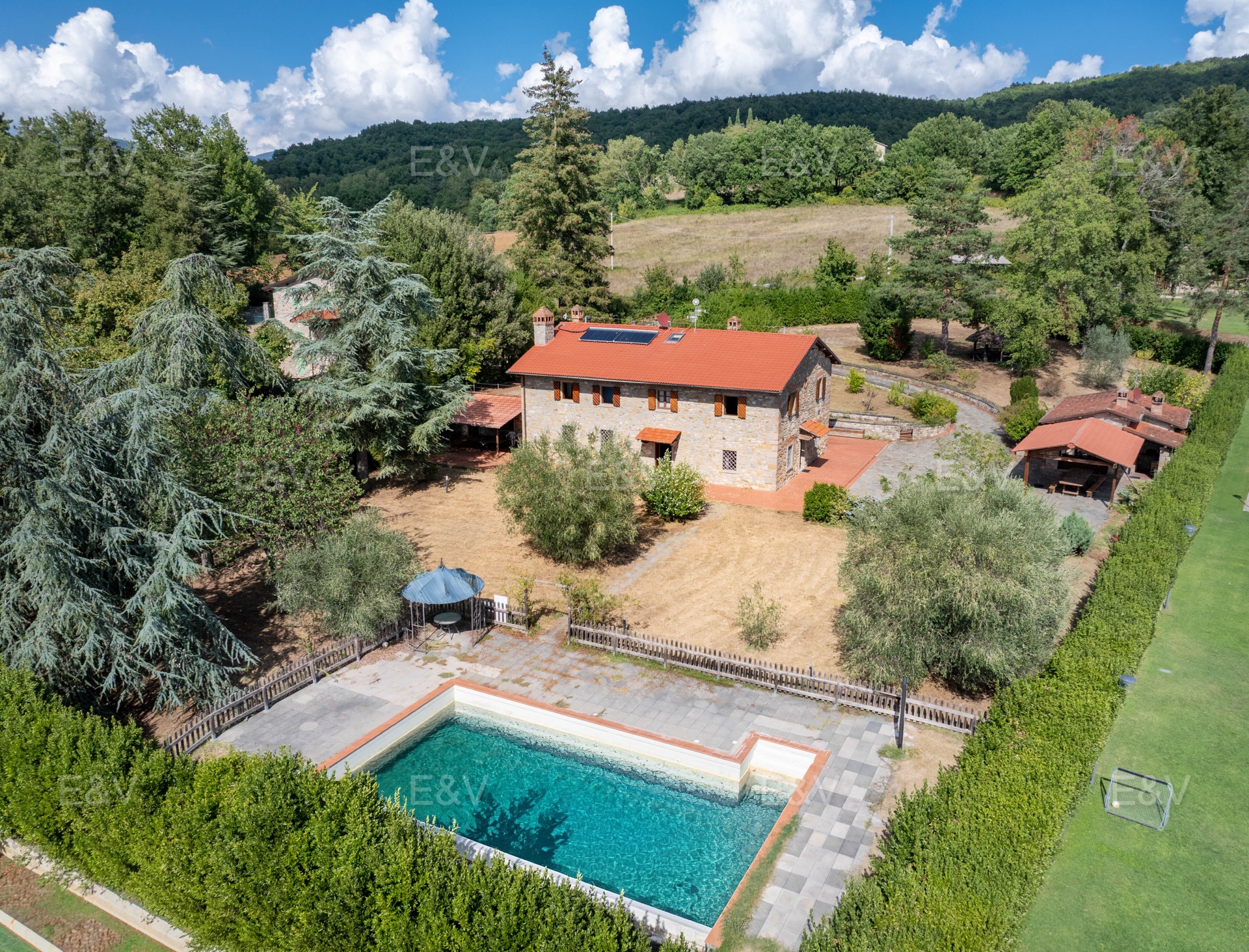 Toskanisches Landhaus mit Pool zwischen den Burgen des Casentino