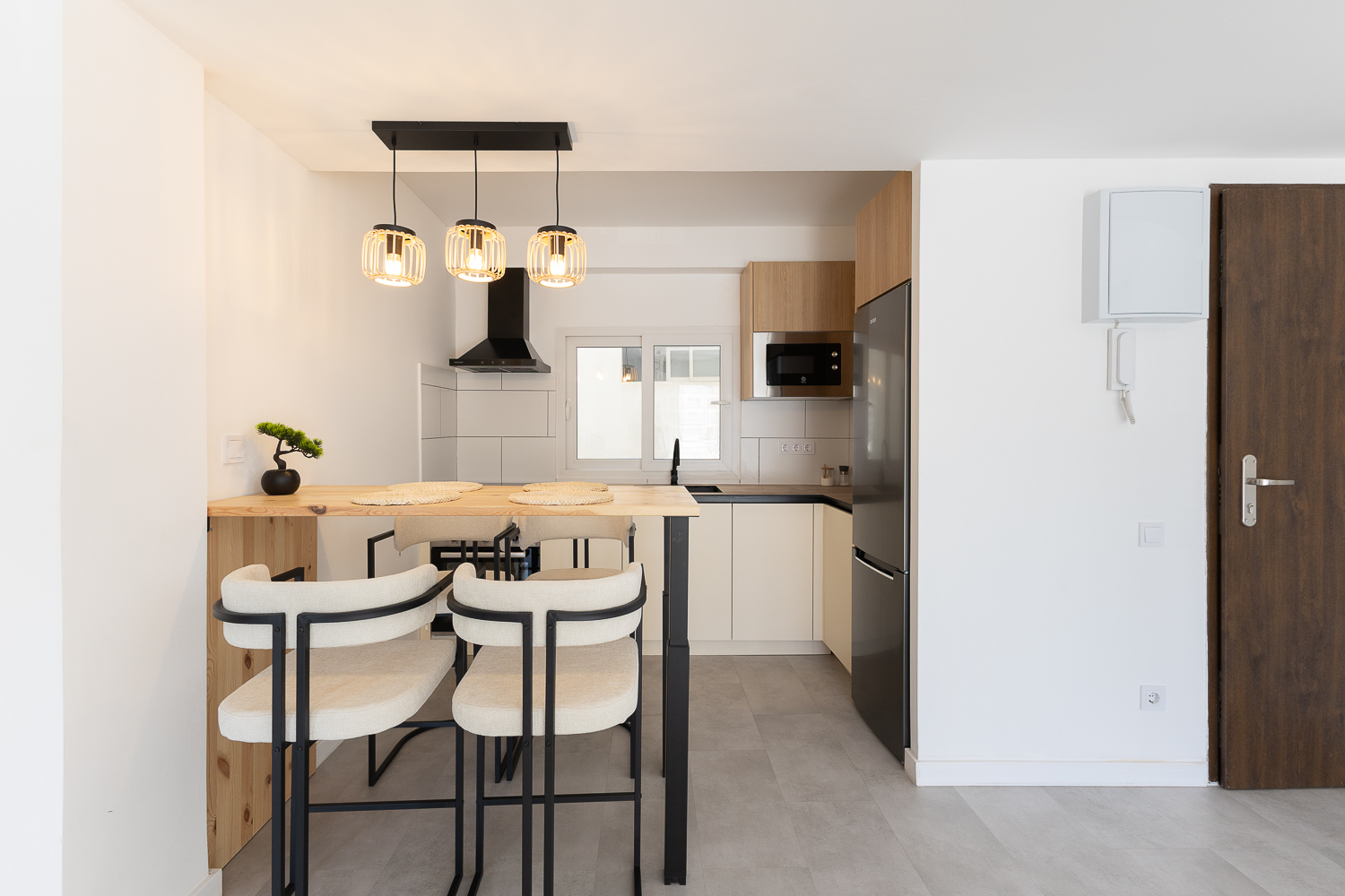 Mediterranean views in Cullera: elegant renovated apartment with balcony, accessibility, and panoramas of the beach, port, and mountains.
